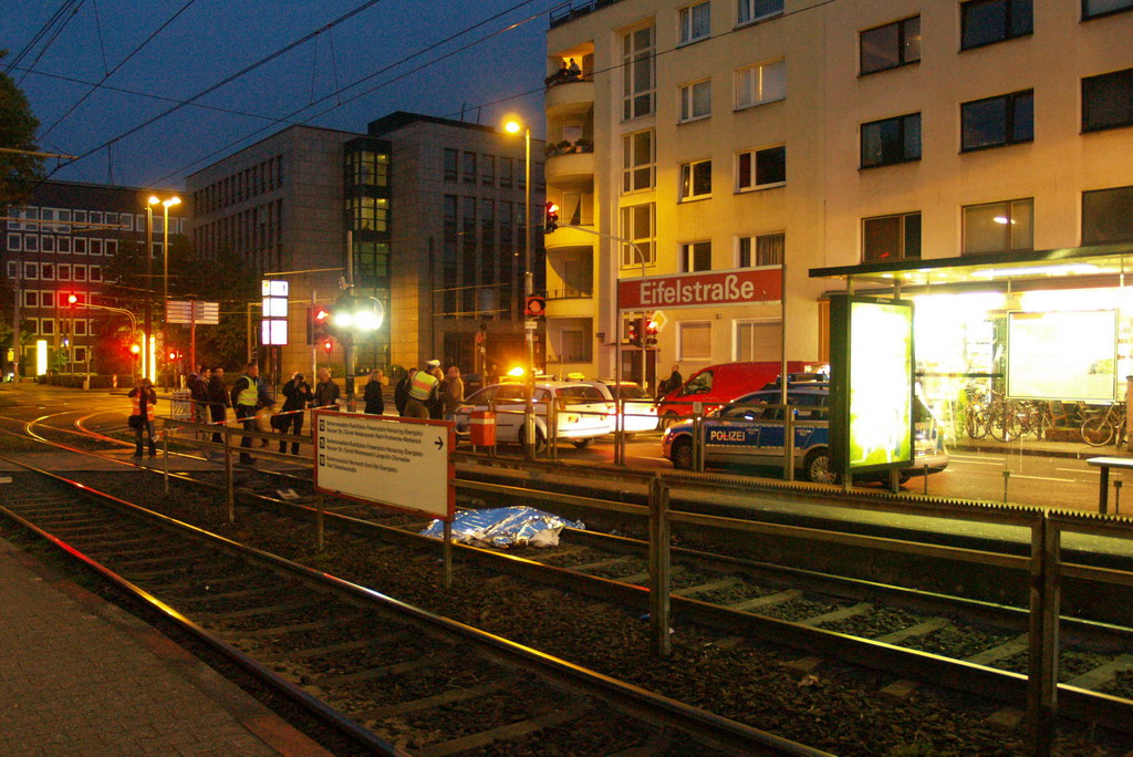 Person unter KVB Bahn Koeln Eifelstr P14.JPG